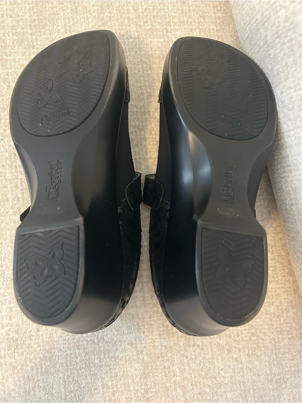 Alegria Black Mary Jane style shoes like new - Picture 2 of 5